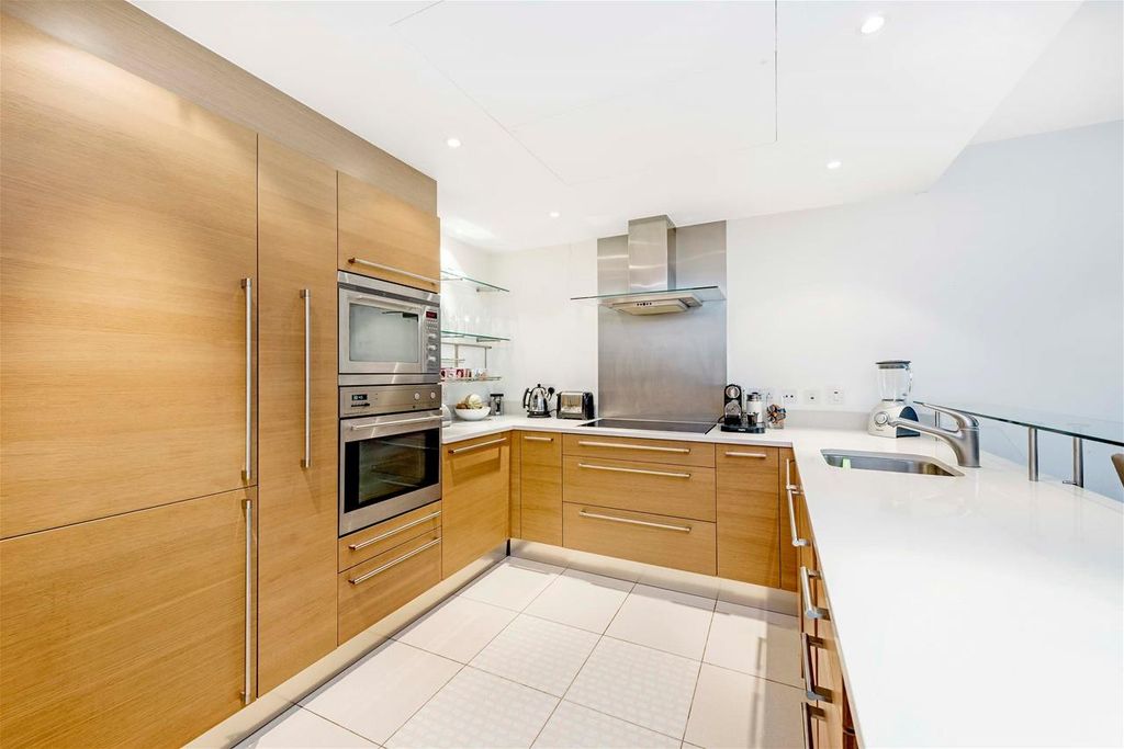 Property photo 3 of 12 Kitchen