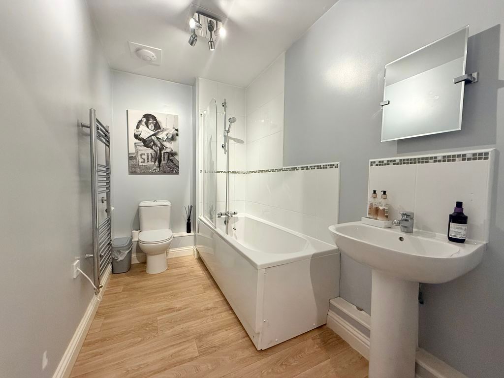 Property photo 2 of 8 Bathroom