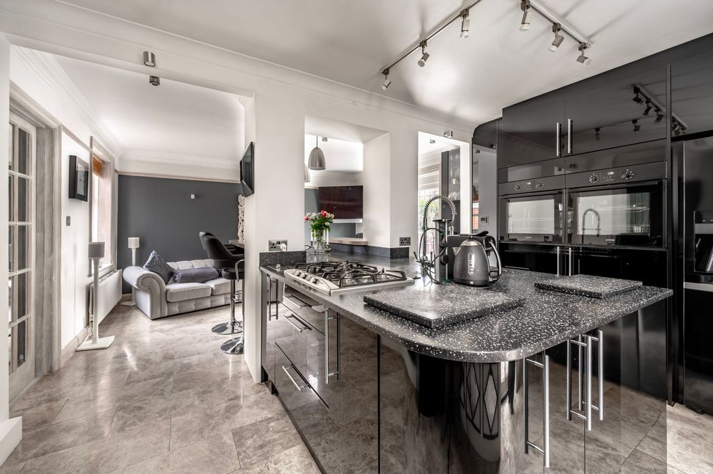 Property photo 2 of 17