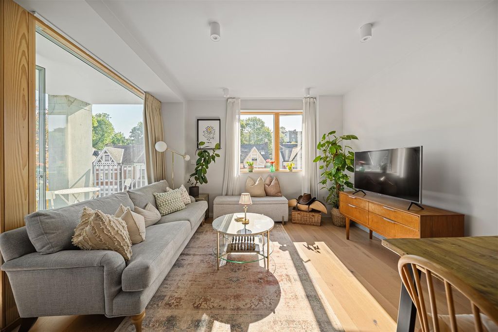 Property photo 3 of 14 Knollys Road-01.Jpg