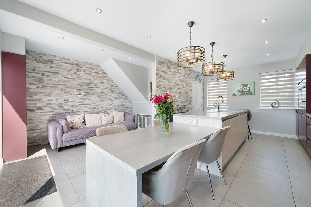 Property photo 3 of 28