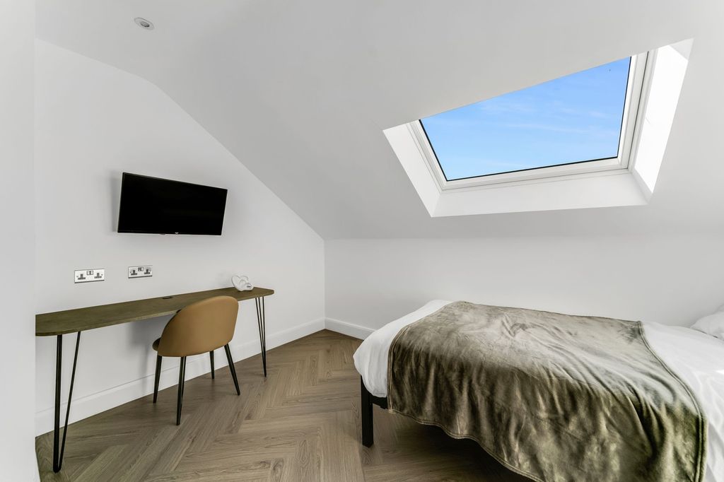 Property photo 2 of 4 Bright And Modern Bedroom Featuring A Spacious Sky...