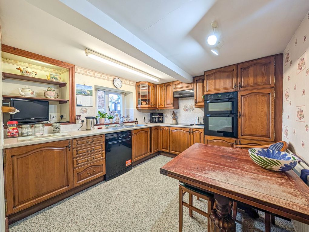 Property photo 3 of 25 Kitchen