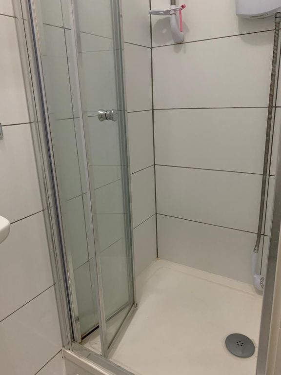 Property photo 1 of 9 Self Contained Studio Flat Close To Ilford Town Center- Â£950 Pcm