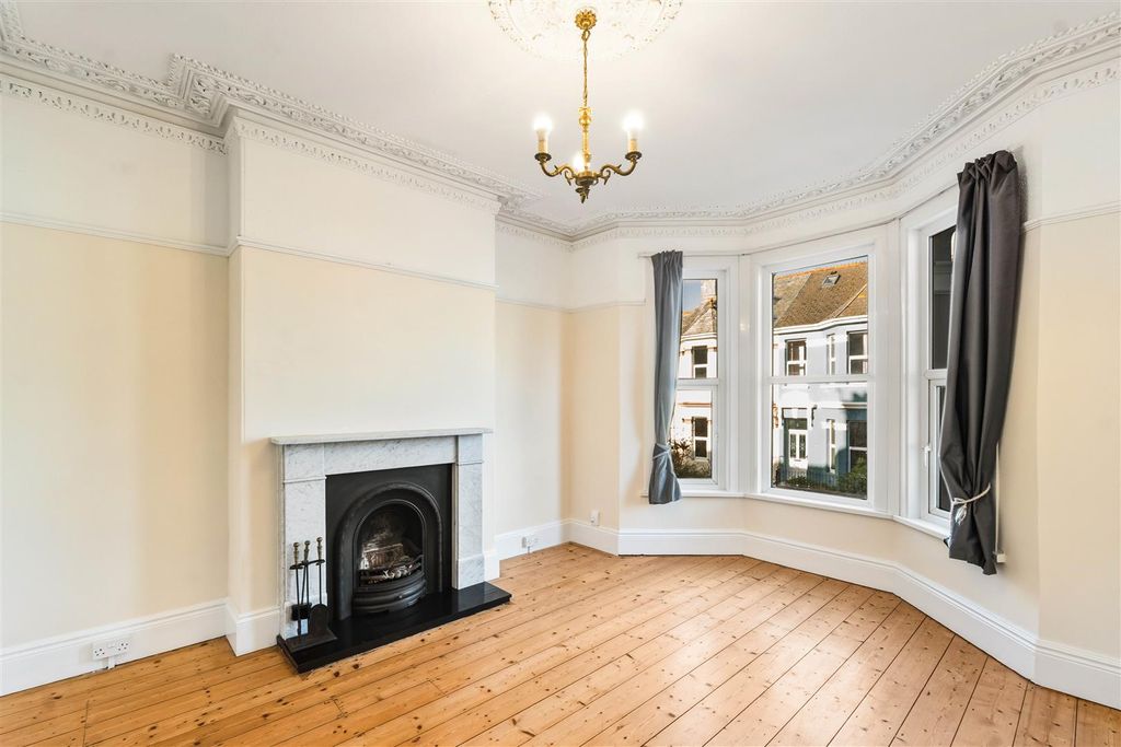 Property photo 2 of 12 Lounge