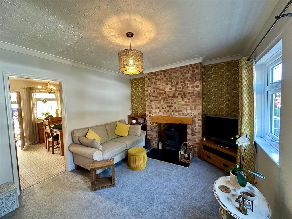 Property photo 2 of 33 Lounge