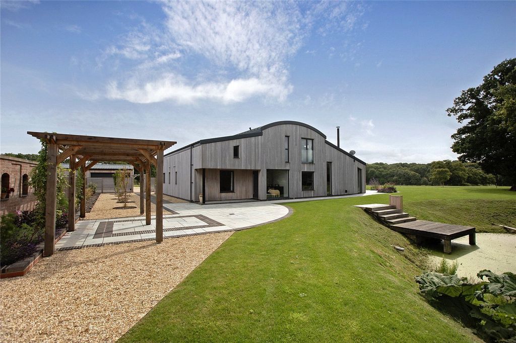 Property photo 3 of 27 Landscaped Gardens