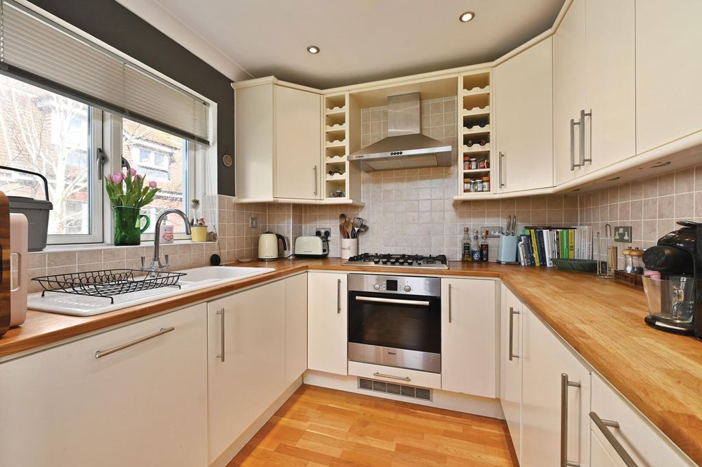 Property photo 3 of 14 Kitchen