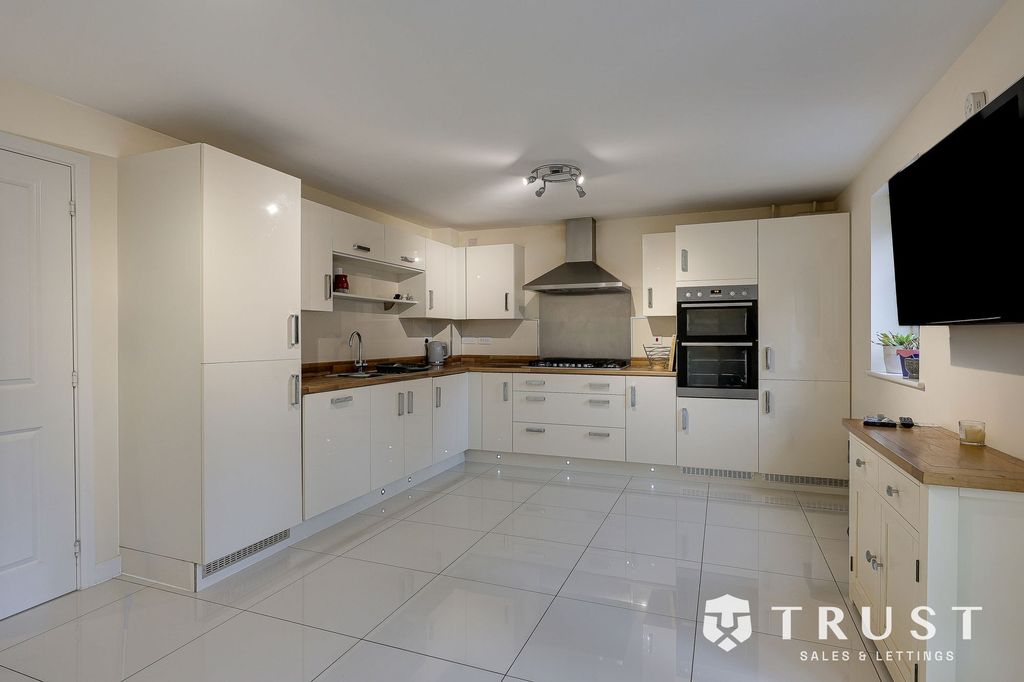 Property photo 2 of 39