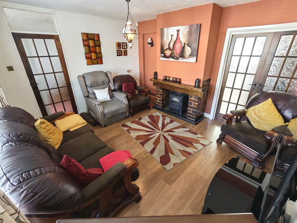 Property photo 3 of 20 Lounge B
