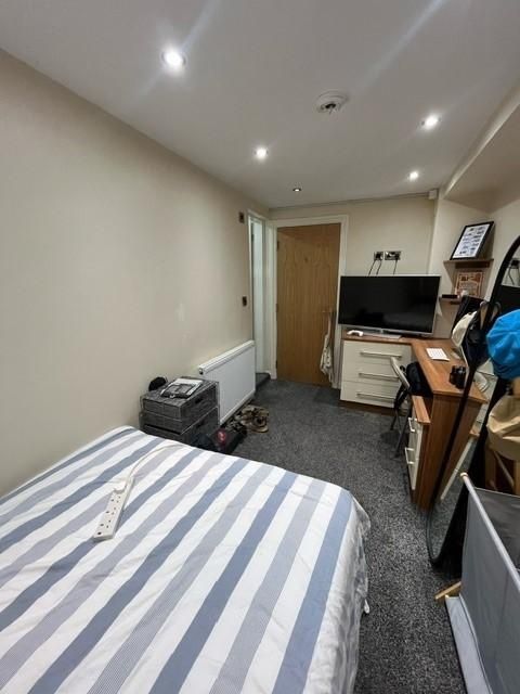 Property photo 3 of 11 A Cozy Bedroom With A Neatly Made Bed Featuring St...