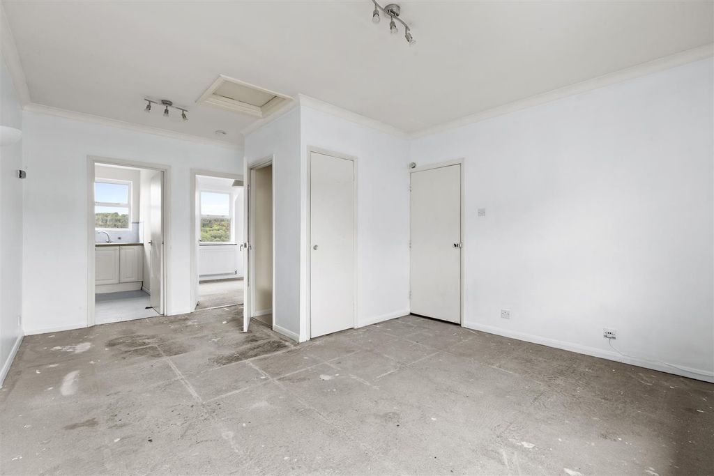 Property photo 2 of 10 Bowstridge Court, Totteridge Road-4.Jpg