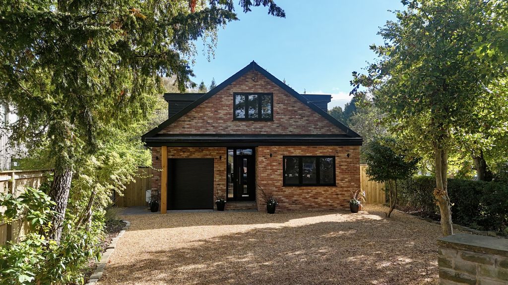 Property photo 1 of 28 38 Moor Lane, Bramhall, Woodford