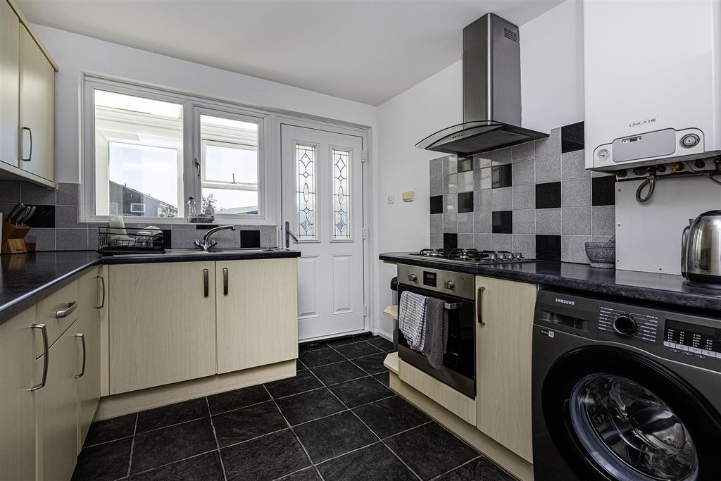 Property photo 3 of 33 Kitchen
