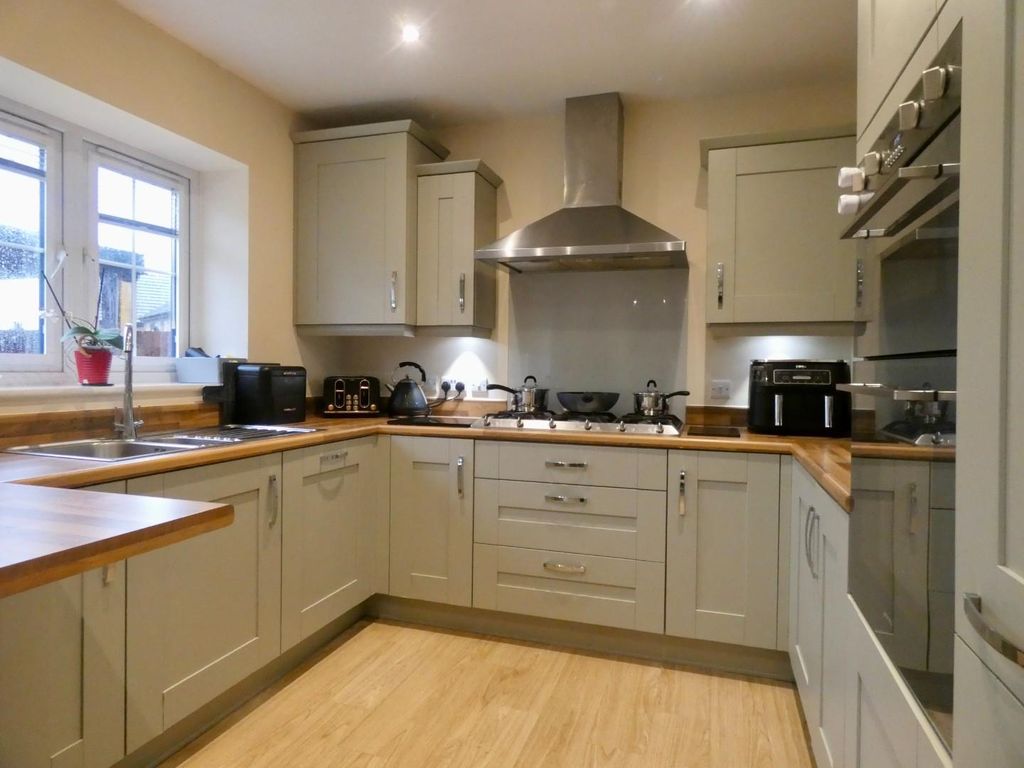 Property photo 3 of 23 Dining Kitchen