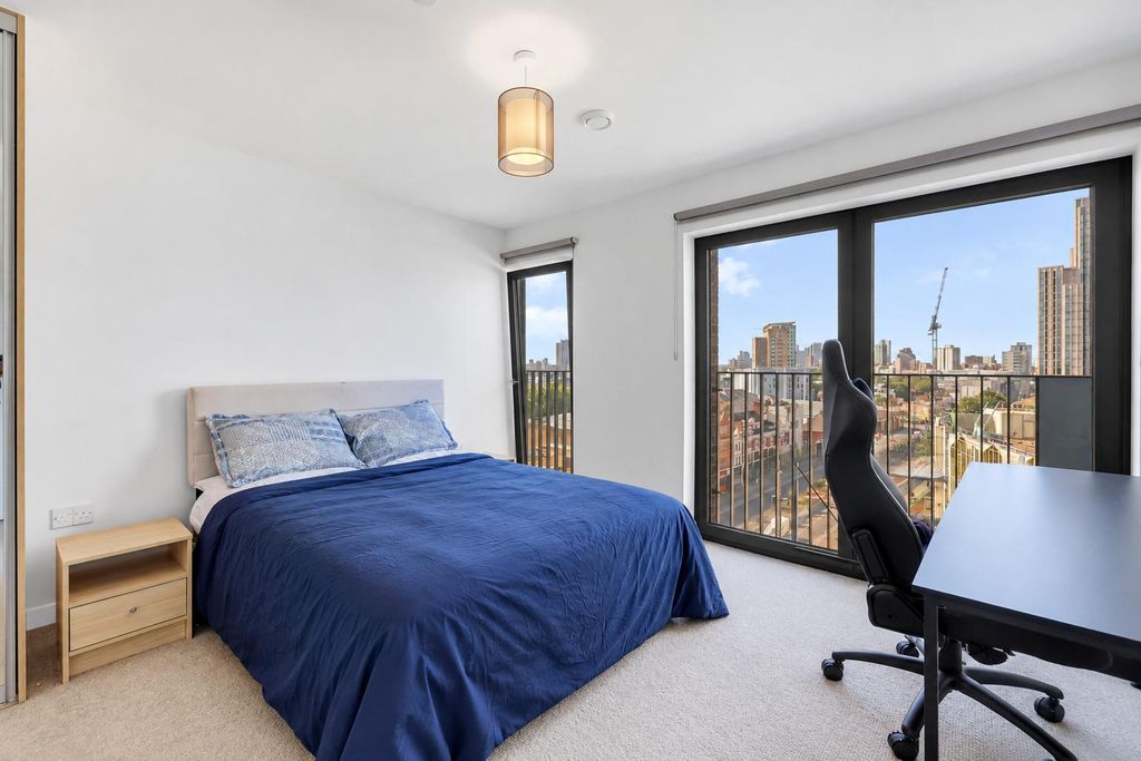 Property photo 2 of 15 Azure Building - 01 Principal Bedroom.Jpg