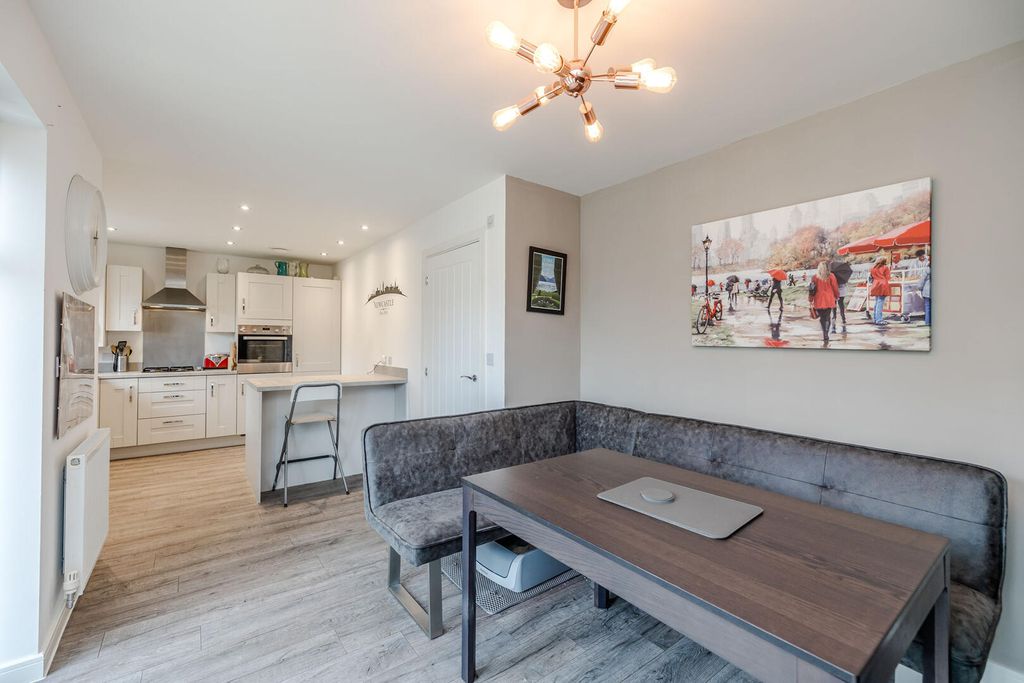 Property photo 3 of 33 Kitchen