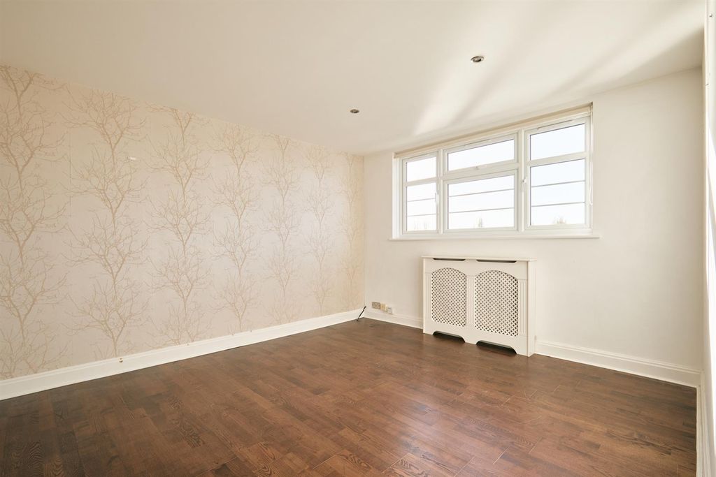 Property photo 2 of 39