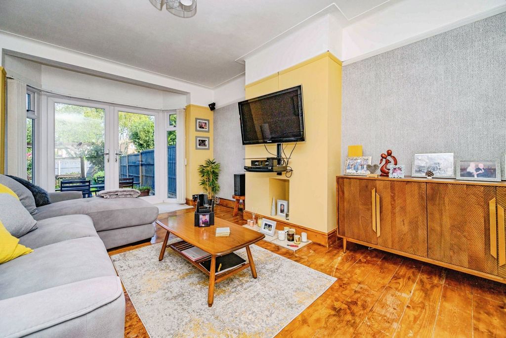 Property photo 3 of 18 Living Room