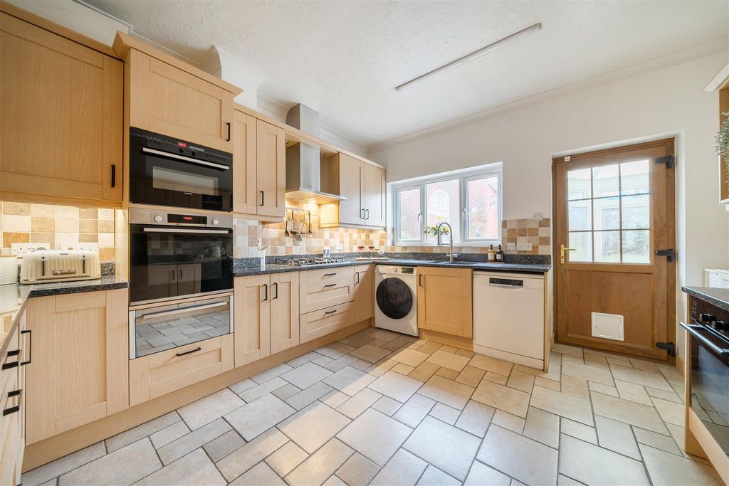 Property photo 3 of 21 1417841-16-69986F985Bafb.Jpg