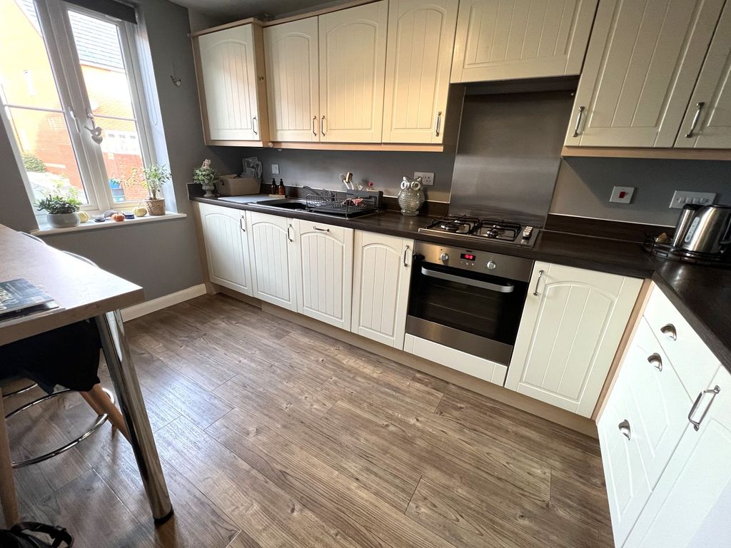 Property photo 3 of 14 Kitchen