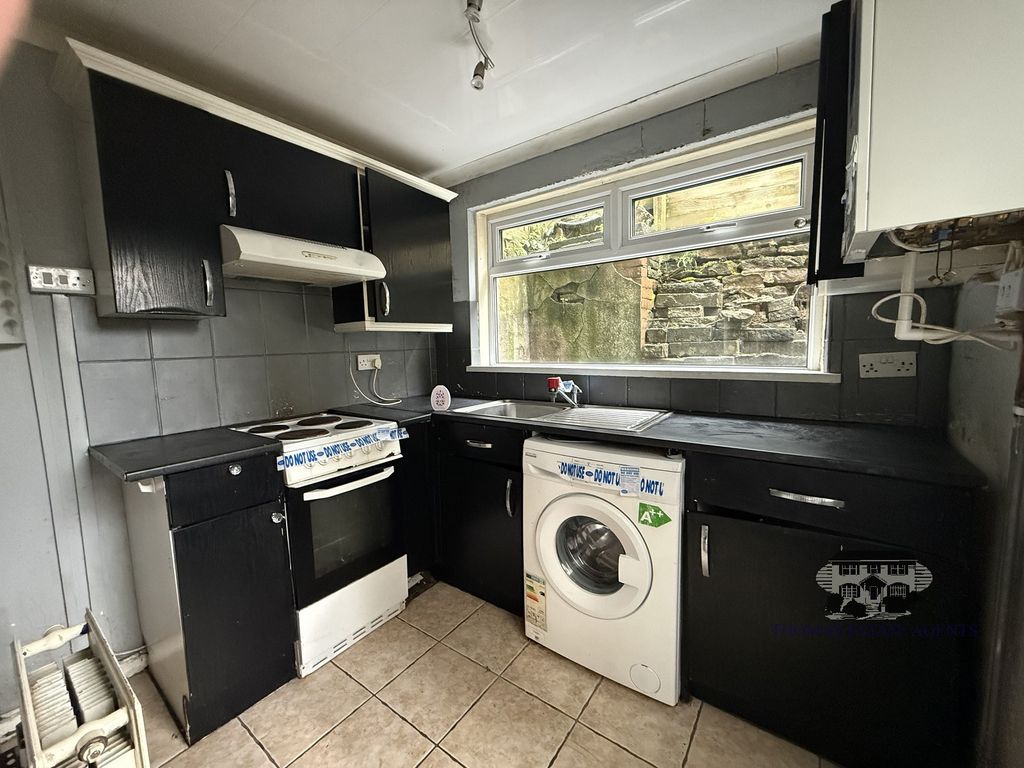 Property photo 3 of 11 Kitchen