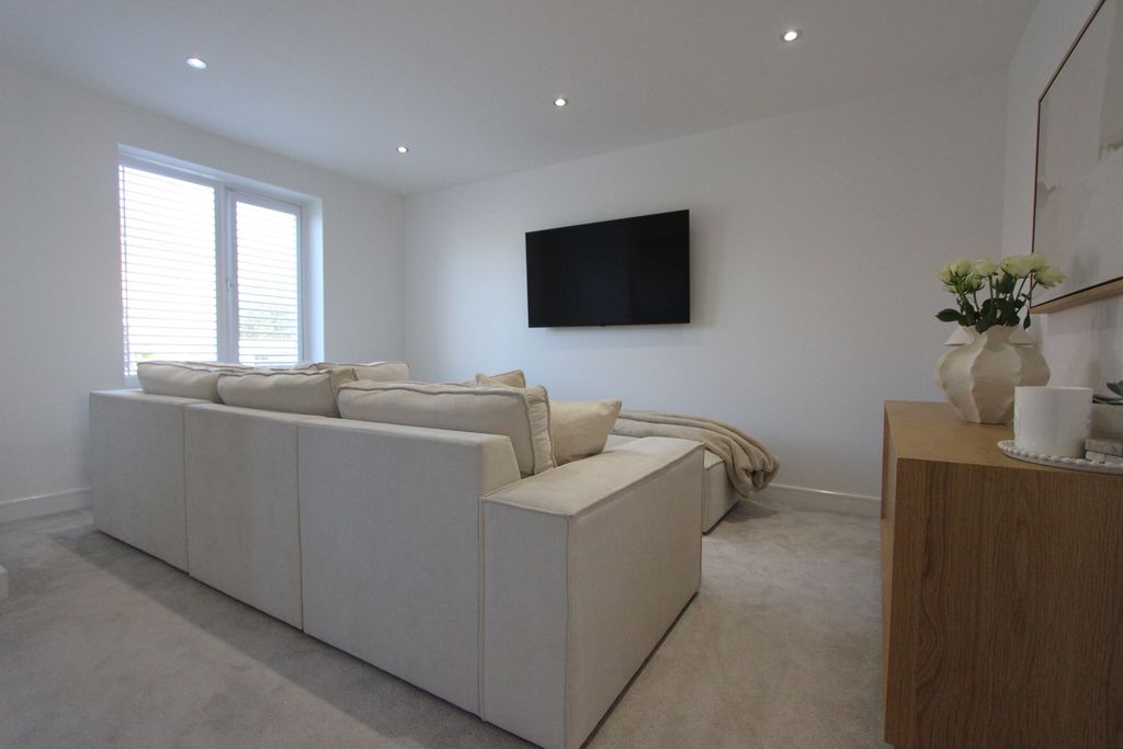 Property photo 2 of 20 Photo 4