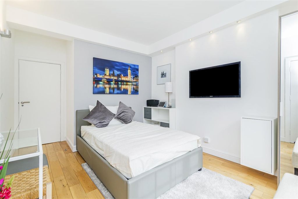 Property photo 3 of 8 Reception