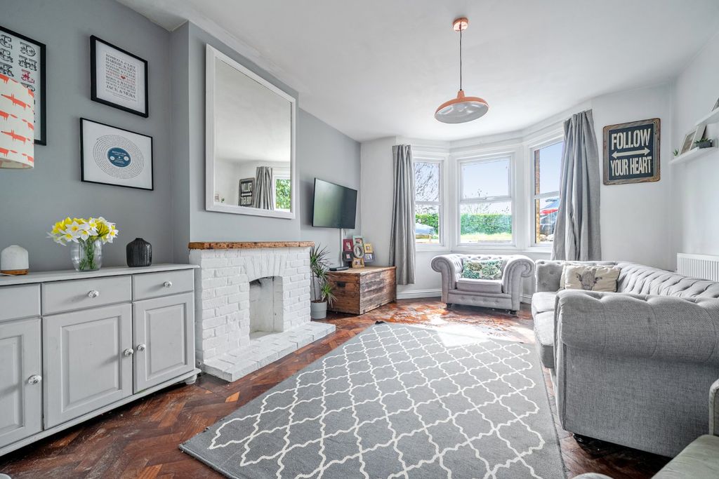 Property photo 3 of 21 Living Room