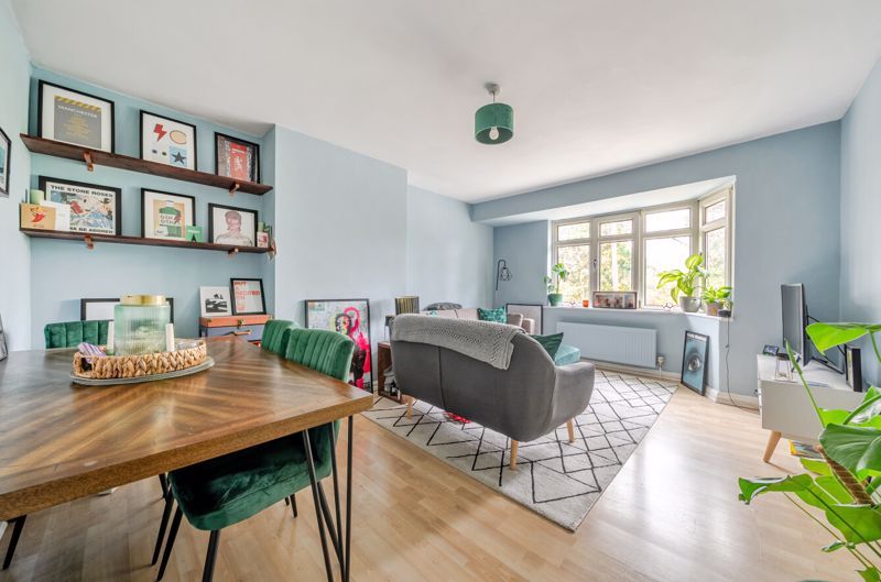 Property photo 3 of 18 Lounge