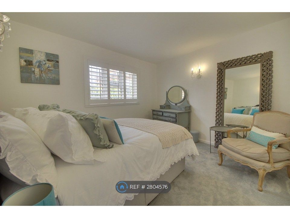 Property photo 1 of 6 Main Bedroom With Double Bed
