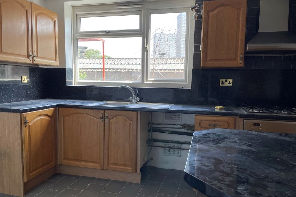 Property photo 1 of 10 First Floor 2 Bedroom Duplex Maisonette Close To City Centre