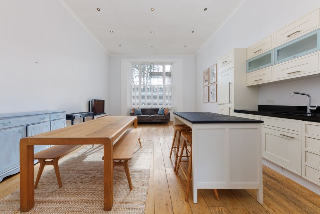 Property photo 1 of 10 Hyde Park Square ...
