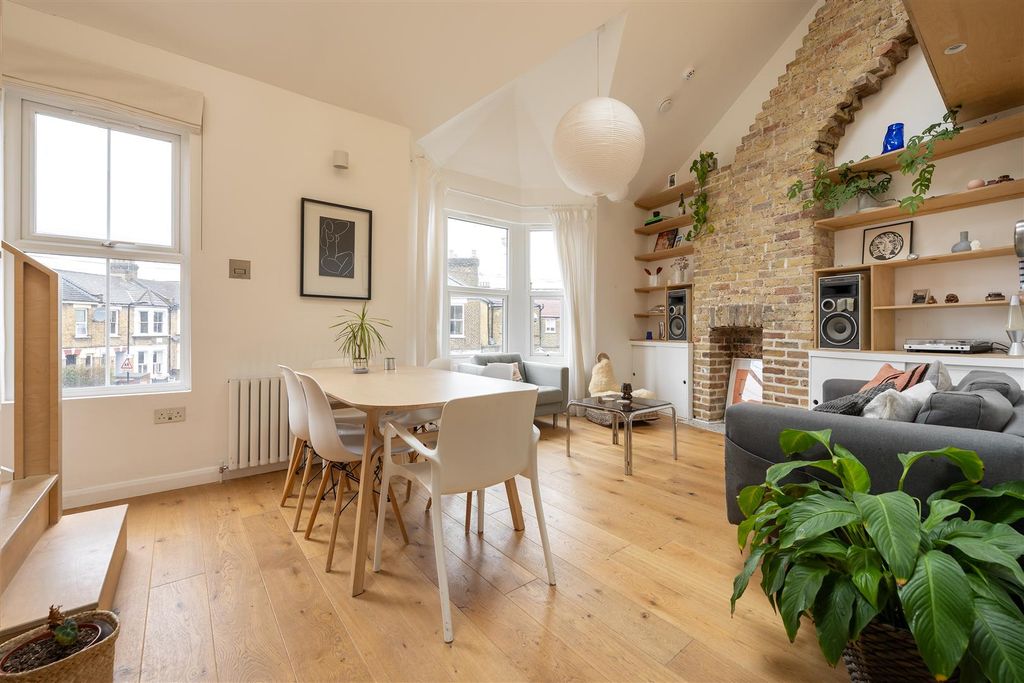 Property photo 1 of 35 Richmond Road, E11