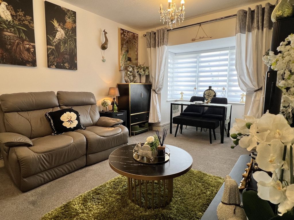 Property photo 2 of 16 Lounge