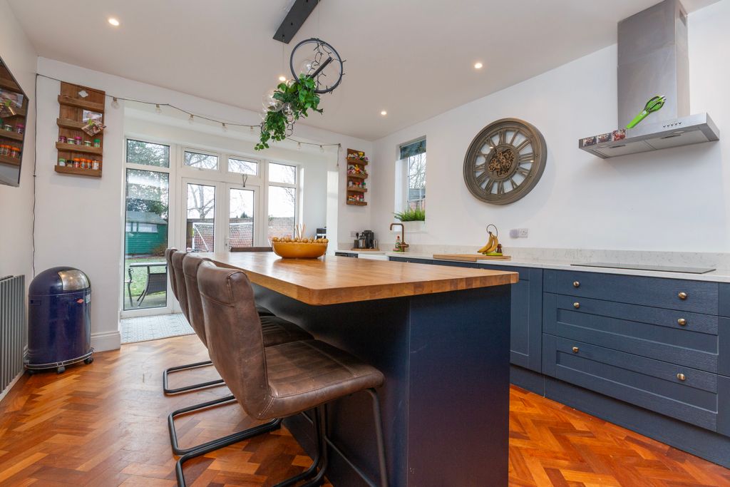 Property photo 3 of 31 Kitchen Breakfast Room