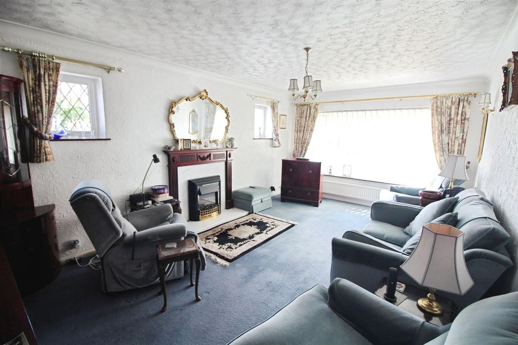 Property photo 2 of 13 Lounge