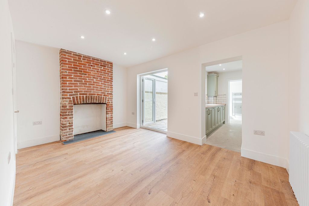 Property photo 3 of 18 Dining Room (1)