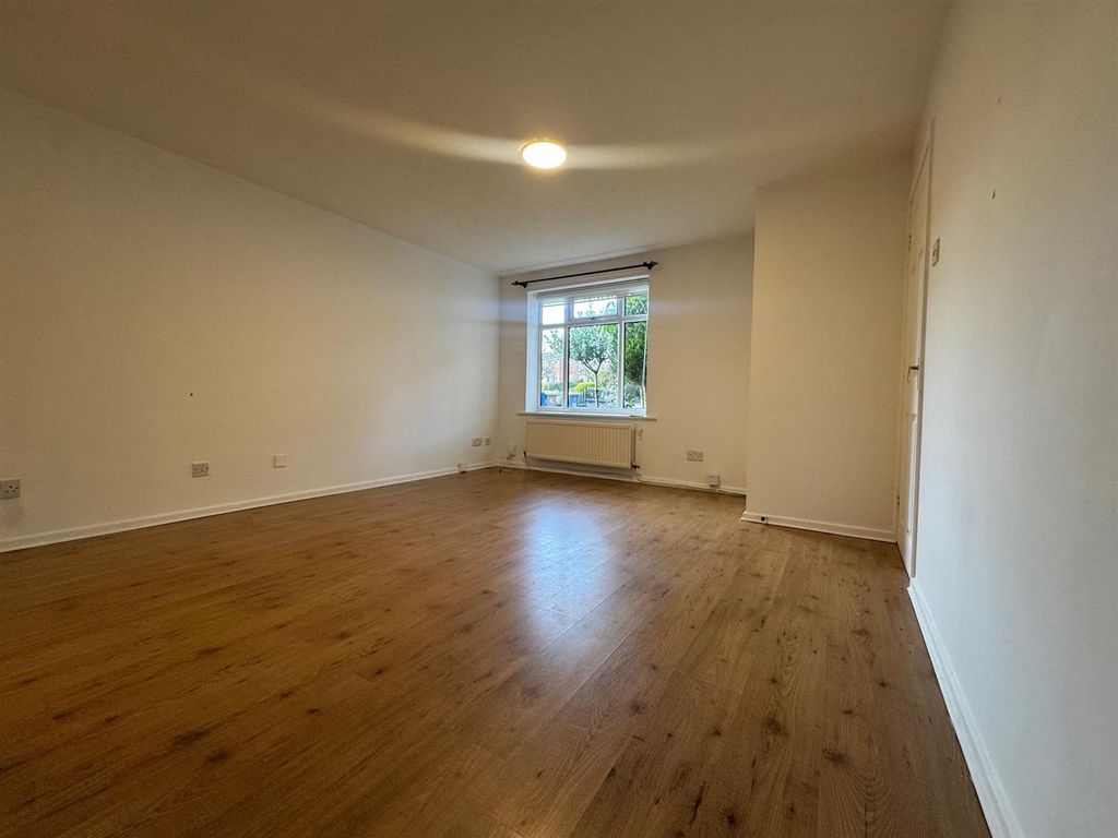Property photo 3 of 20 Livingroom