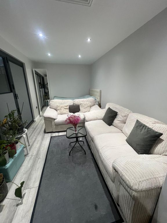 Property photo 1 of 4 1 Bed Studio To Rent Hatch Lane, Chingford E4