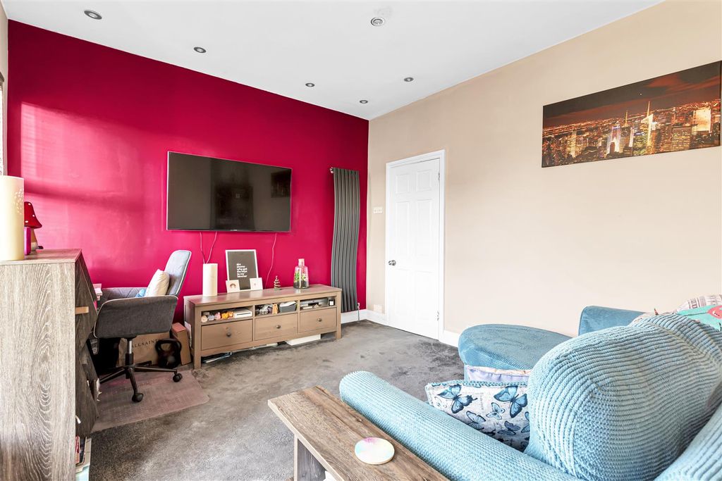 Property photo 2 of 7 Gordon Avenue Living Room.Jpg