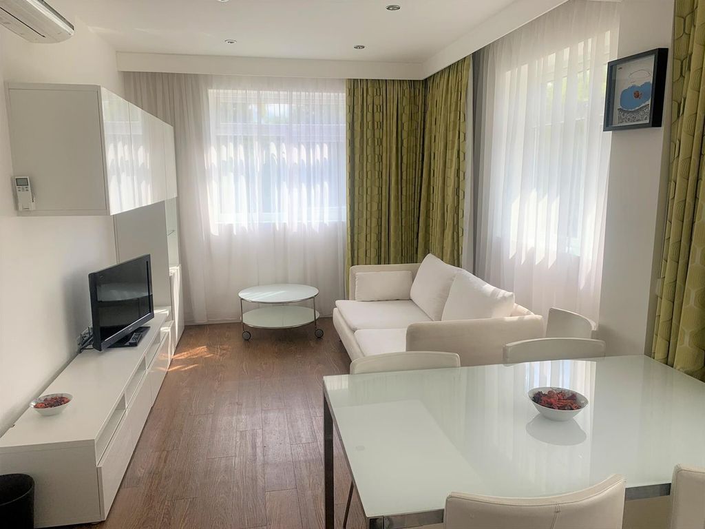 Property photo 1 of 10 Lounge