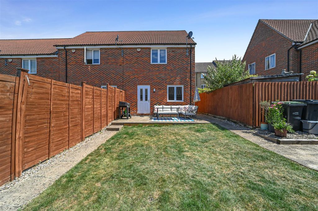 Property photo 2 of 19 Ht-Sheri-22Eastclose-16.Jpg