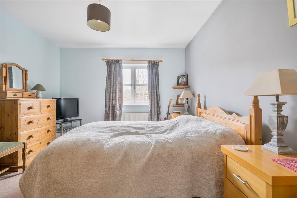 4 bed detached house for saleTeasel Close, Devizes SN10 photo 5