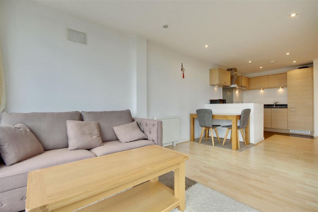 Property photo 2 of 16 798E6D7E-13F1-4088-B1CD-4980F476Abb6_1_201_A.Jpeg