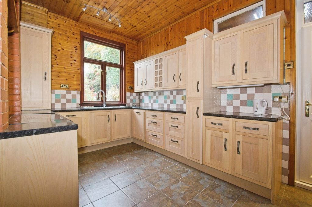 Property photo 2 of 31