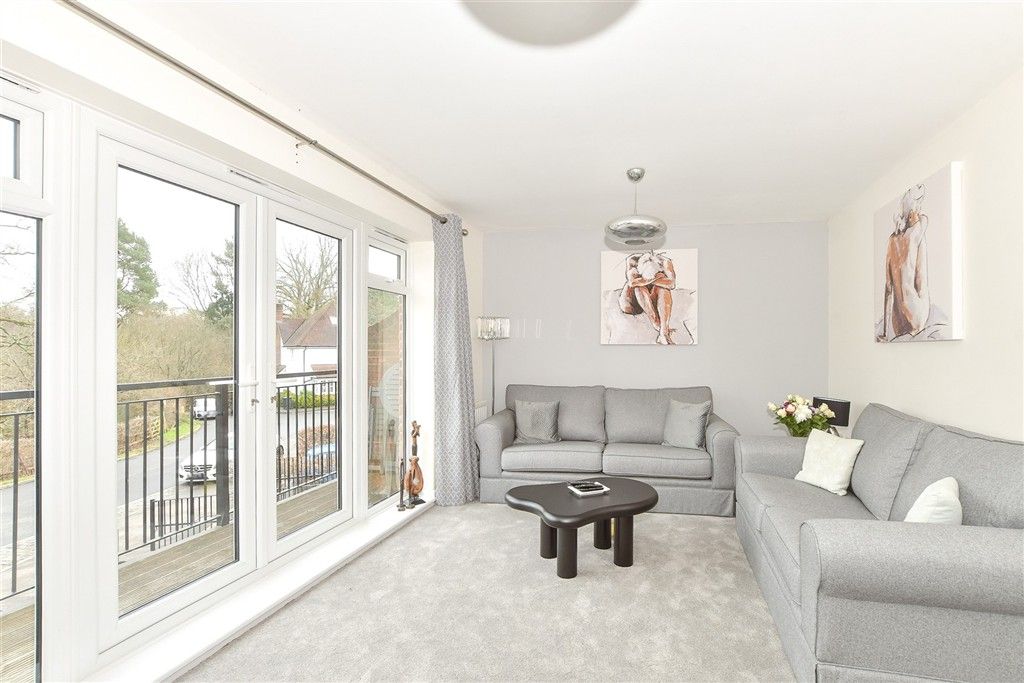 Property photo 3 of 16 Lounge..