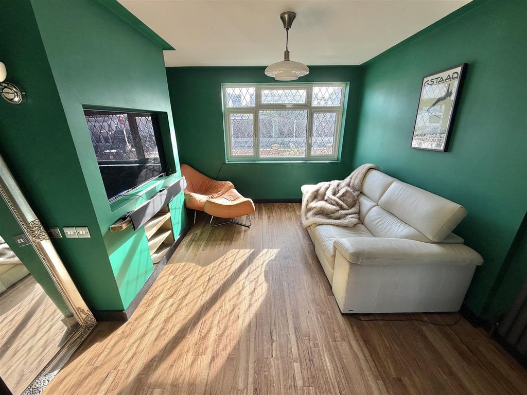 Property photo 2 of 16 Lounge