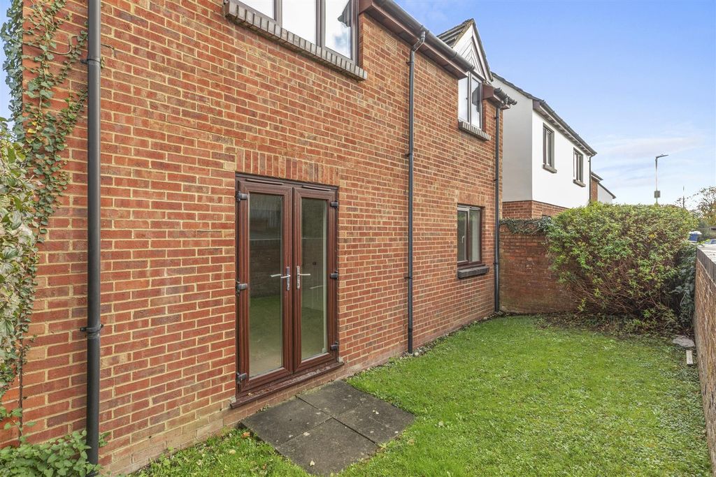 Property photo 3 of 14 10 Windrush Court, Hp13 7Ul-11.Jpg