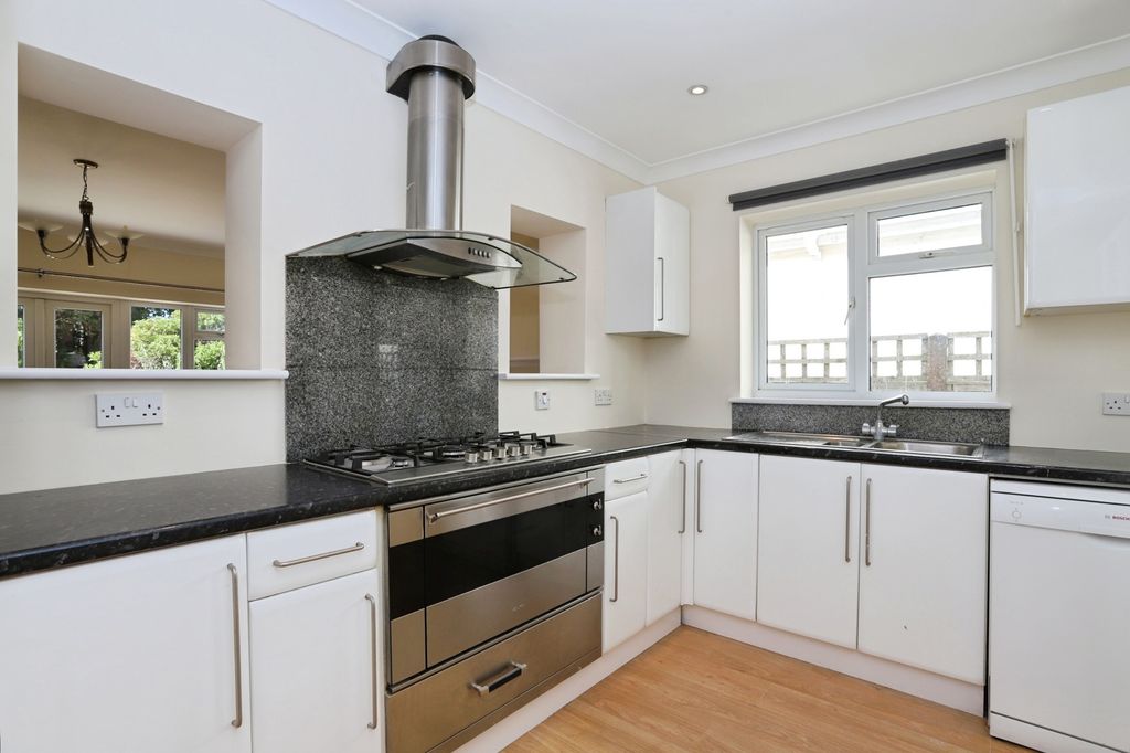 Property photo 3 of 19 Kitchen